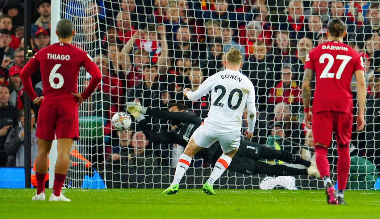 Penjaga gawang Liverpool Alisson menyelamatkan tendangan penalti pemain West Ham United Jarrod Bowen pada pertandingan sepak bola Liga Inggris di Stadion Anfield, Liverpool, Inggris, 19 Oktober 2022. Liverpool mengalahkan West Ham United dengan skor 1-0. (AP Photo/Jon Super)