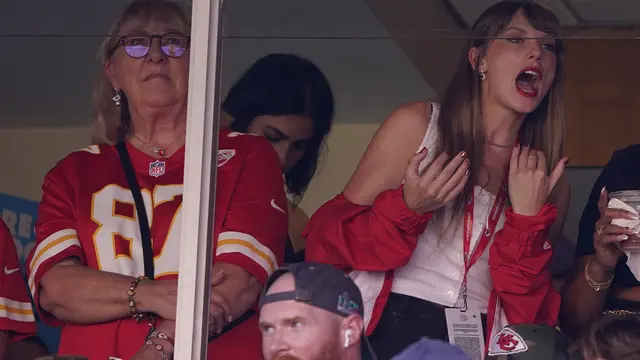 Taylor Swift Nonton Travis Kelce berlaga. (AP Photo/Ed Zurga)