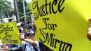 Para pendukung Mirna memperlihatkan tulisan 'Justice for Mirna' jelang sidang vonis di PN Jakarta Pusat, Kamis (27/10). Para pendukung Mirna berharap terdakwa Jesicca Wongso divonis mati. (Liputan6.com/Helmi Afandi)