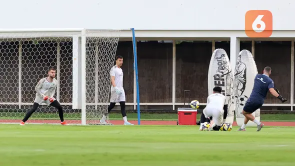 Kiper Timnas Indonesia, Maarten Paes dan Emil Audero melakoni latihan resmi menjelang laga FIFA Series 2026 melawan St Kitts and Nevis di Stadion Madya, Senayan, Jakarta, Kamis (26/03/2026). (Bola.com/M Iqbal Ichsan)