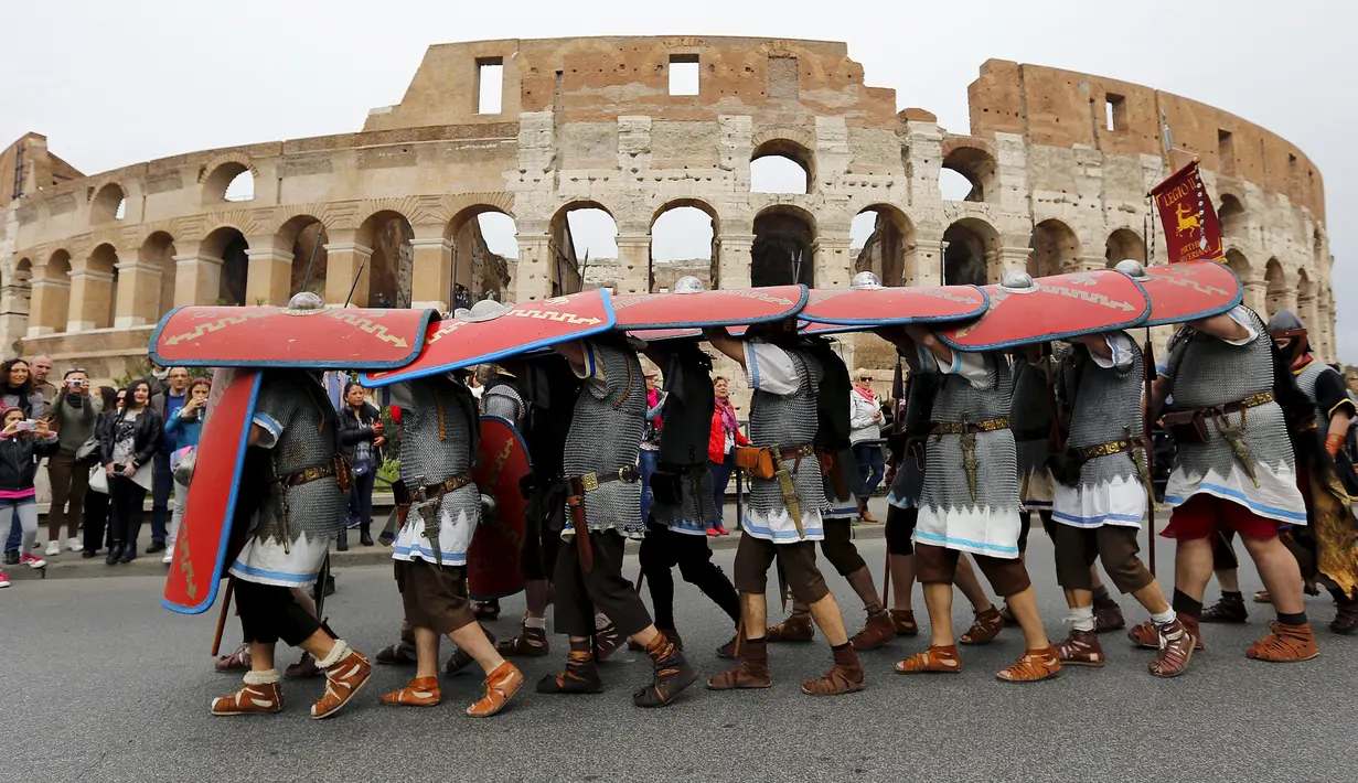 Sejumlah anggota Gruppo Storico Romano (Grup Sejarah Roma) menampilkan teatrikal perang pada zaman Roma di depan Colosseum, , Roma, Italia , (24/4). Kegiatan ini untuk merayakan ulang tahun berdirinya Roma yang ke-2769. (REUTERS / Alessandro Bianchi)