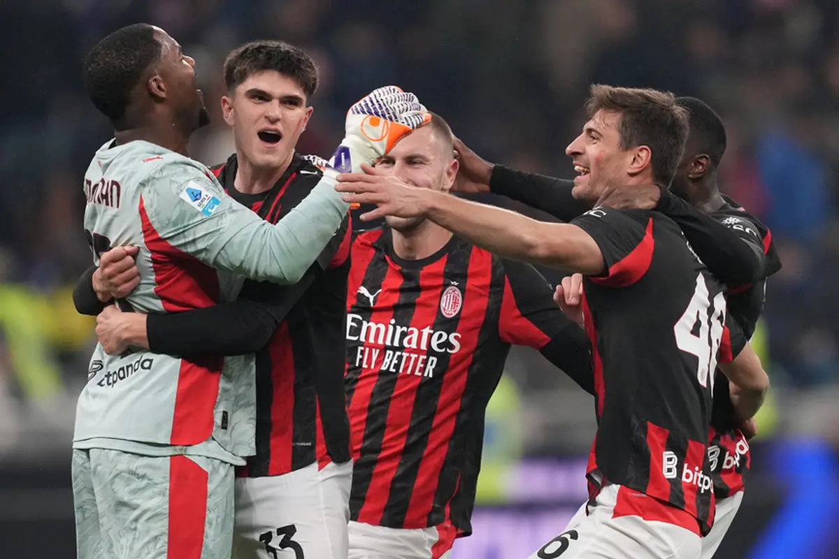 Skuad AC Milan memeluk Mike Maignan usai laga lawan Inter Milan di pekan ke-12 Serie A 2025/2026 di Giuseppe Meazza, Senin (24/11/2025) (AP Photo/Antonio Calanni)