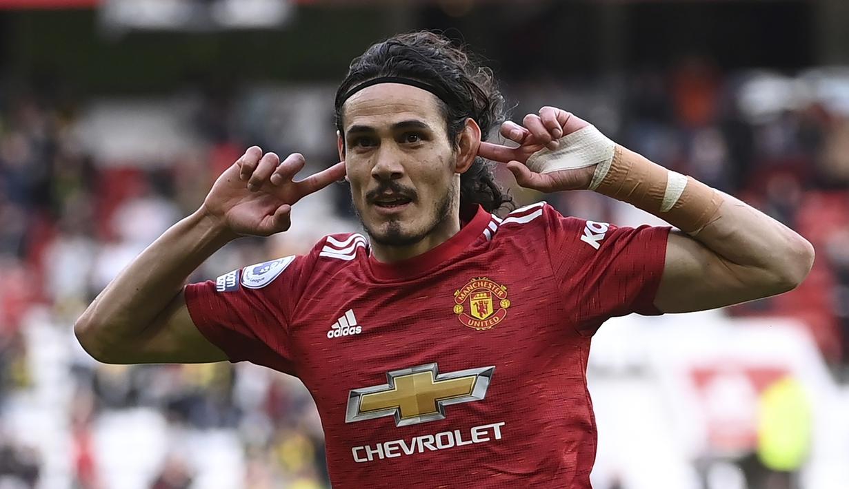 Striker Manchester United, Edinson Cavani melakukan selebrasi usai mencetak gol ke gawang Fulham dalam laga lanjutan Liga Inggris 2020/2021 pekan ke-37 di Old Trafford Stadium, Rabu (18/5/2021). Manchester United bermain imbang 1-1 dengan Fulham. (AP/Laurence Griffiths/Pool)