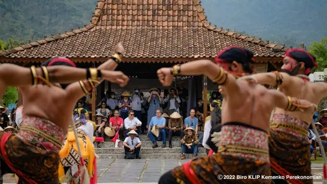 Pertemuan Sherpa ke-3 diakhiri dengan site visit mengunjungi situs Candi Borobudur, Balai Ekonomi Desa (Balkondes), dan situs Candi Mendut, pada Kamis (30/9/2022).  (Dok ekon.go.id)