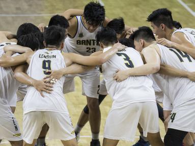 Para pemain Banten merayakan kemenangan atas Jawa Tengah pada laga final Pomnas XVI 2019 di GOR Soemantri Brodjonegoro, Jakarta, Selasa (24/9). Banten menang 90-68 atas Jateng. (Bola.com/Vitalis Yogi Trisna)