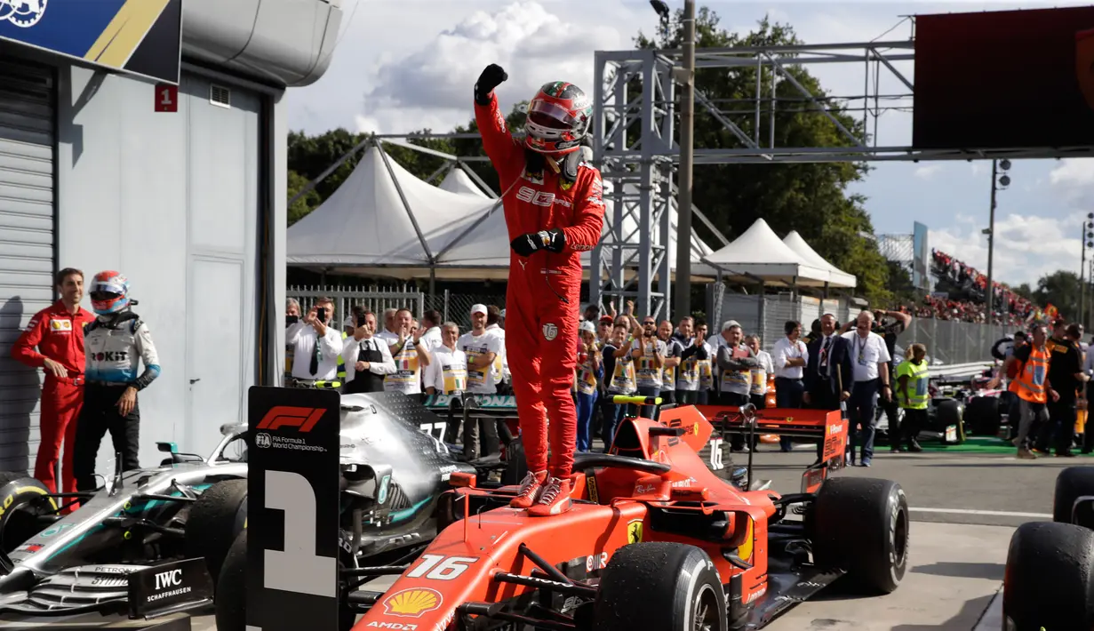 Pembalap Ferrari Charles Leclerc berdiri di atas mobilnya usai memenangkan F1 GP Italia 2019 di Sirkuit Monza, Minggu (8/9/2019). Leclerc menjuarai F1 GP Italia 2019 setelah pertarungan alot melawan duo pembalap Mercedes, Lewis Hamilton dan Valtteri Bottas. (AP Photo/Luca Bruno)