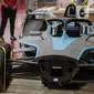 Panitia membuka kemasan replika mobil Formula E untuk kali pertama di Stadion Balap Sepeda Velodrome, Rawamangun, Jakarta Timur, pada Kamis (26/5/2022). Ini merupakan replika salah satu mobil Formula E yang akan mengaspal di Sirkuit Ancol pada 4 Juni mendatang. (Liputan6.com/Faizal Fanani)