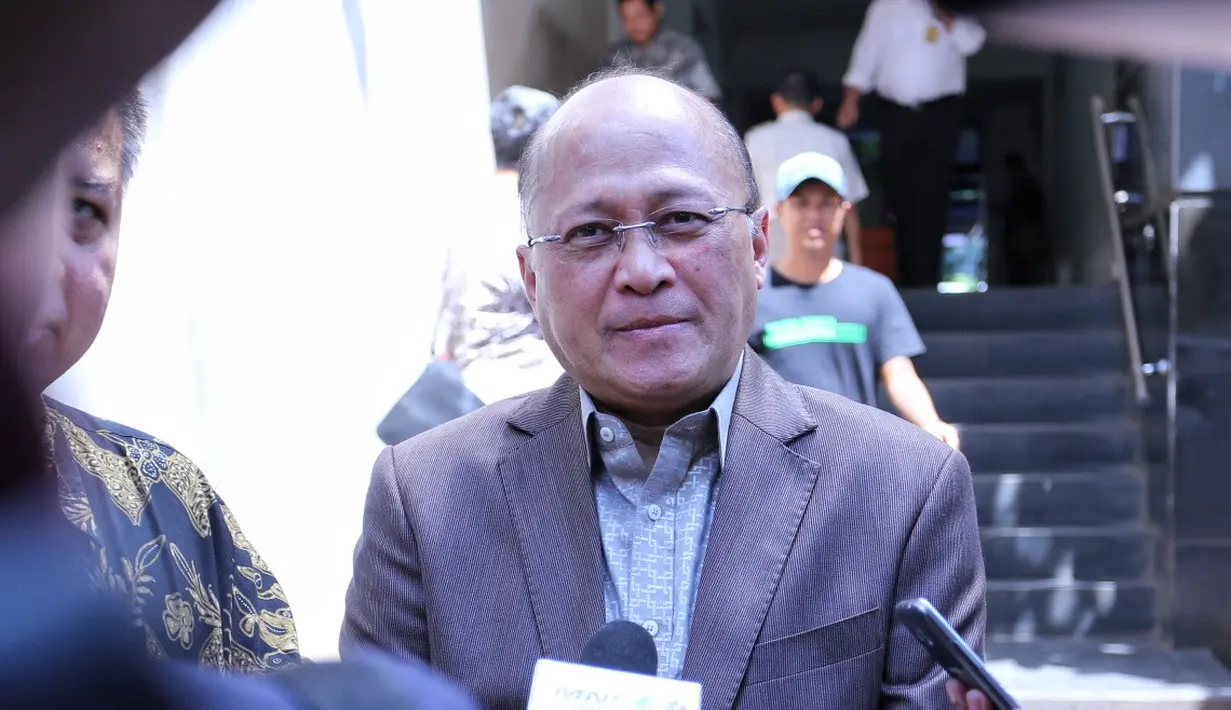 "Ini kan kasus sudah ditangani oleh pihak yang berwajib, kemudian pelapornya pihak Kiswinar. ‎Jadi kita serahkan. Kita sebagai warga negara yang baik mematuhi hukum acara," ujar Vidi Galenso kuasa hukum Mario Teguh.  (Adrian Putra/Bintang.com)