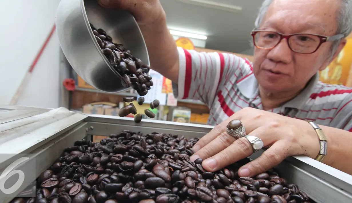 Pedagang memasukan biji kopi asal Lampung kedalam kotak di Jakarta, Rabu (10/2). Volume ekspor biji kopi Lampung kian terpuruk. Januari lalu, Lampung hanya mengapalkan 8.418 ton biji kopi, dan mengantongi devisa US$ 14 juta. (Liputan6.com/Angga Yuniar)