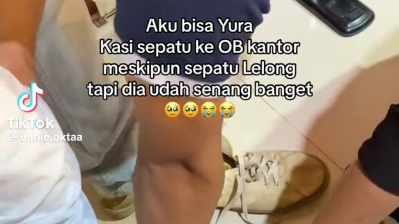 Momen Wanita Belikan Sepatu untuk OB Kantor yang Sepatunya Hampir Jebol Ini Viral, Aksinya Tuai Pujian