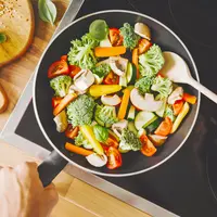 Ilustrasi tumis brokoli wortel dengan jamur kancing/copyright freepik.com/valeria-aksakova