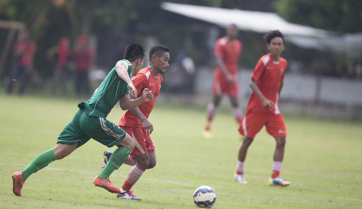 Gelandang Persija Jakarta, Ramdani Lestaluhu, berusaha melewati hadangan pemain PS AD pada laga uji coba di Lapangan Villa 2000, Tangerang, Jumat (4/3/2016). (Bola.com/Vitalis Yogi Trisna)
