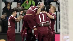 Para Pemain Torino merayakan gol yang dicetak Cesare Bovo ke gawang Juventusdalam lanjutan Liga Italy  Serie A di Stadion Juventus,Turin, Sabtu (31/10/2015). (REUTERS/Giorgio Perottino)