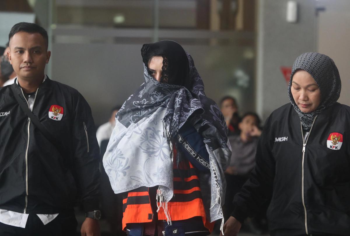 FOTO: KPK Tahan Bupati Pekalongan Fadia Arafiq Usai Operasi Tangkap Tangan