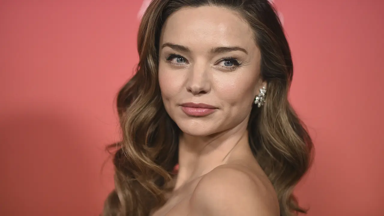 Penampilan Miranda Kerr dalam Balutan Gaun Putih, Glamor dan Seksi