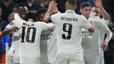 Para pemain Real Madrid merayakan setelah Rodrygo (tengah) mencetak gol ke gawang Chelsea pada pertandingan leg kedua babak perempatfinal Liga Champions di stadion Stamford Bridge di London, Rabu, 19 April 2023. (AP Photo/Kirsty Wigglesworth)