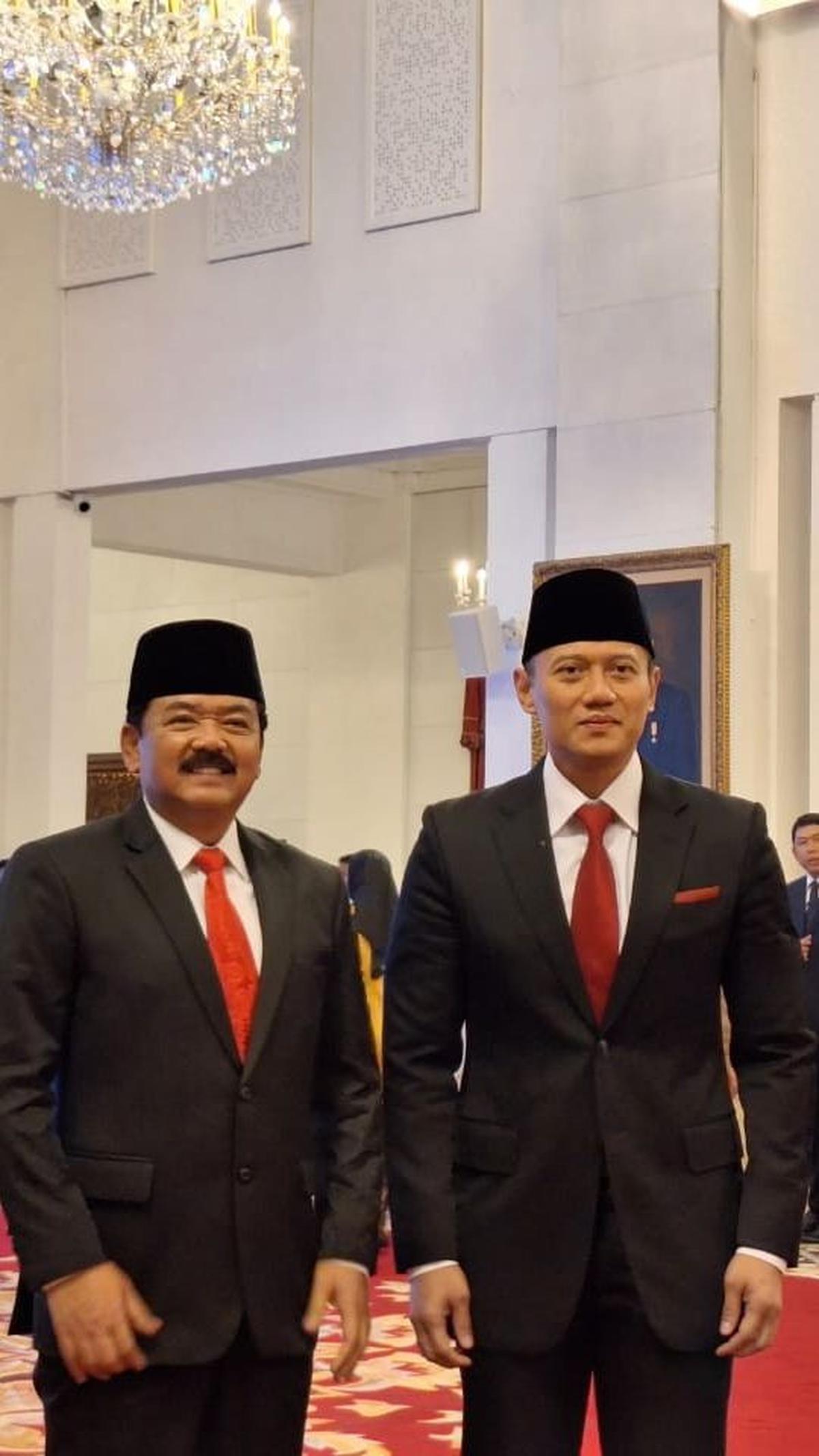 Saat dilantik AHY gagah dengan memakai setelan jas hitam.
