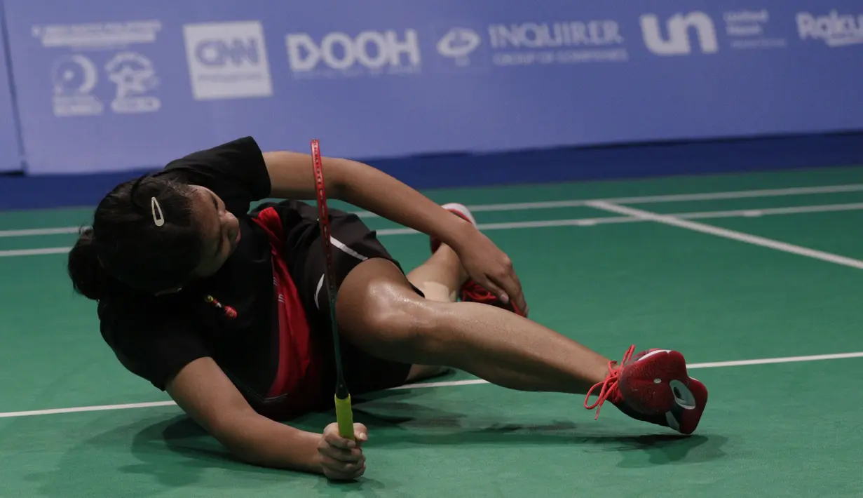 Pebulutangkis Indonesia, Gregoria Mariska, terjatuh saat melawan Ratchanok Intanon pada final beregu putri SEA Games 2019 di Muntinlupa Sports Complex, Manila, Selasa (3/12). Kalah 1-3, Indonesia hanya meraih perak. (Bola.com/M Iqbal Ichsan)