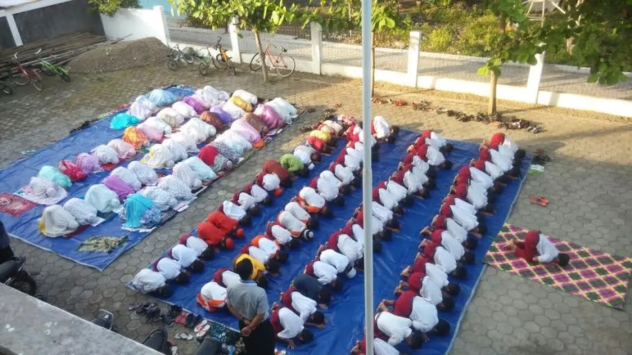 Siswa SD Salat Duha