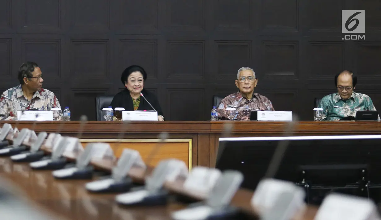 Mahfud MD (kiri), Megawati Soekarnoputri (kedua kiri), Try Sutrisno (kedua kanan) dan Sudhamek saat menghadiri diskusi dengan para pemimpin redaksi media cetak, dan elektronik di Jakarta, Rabu (24/1). (Liputan6.com/Angga Yuniar)