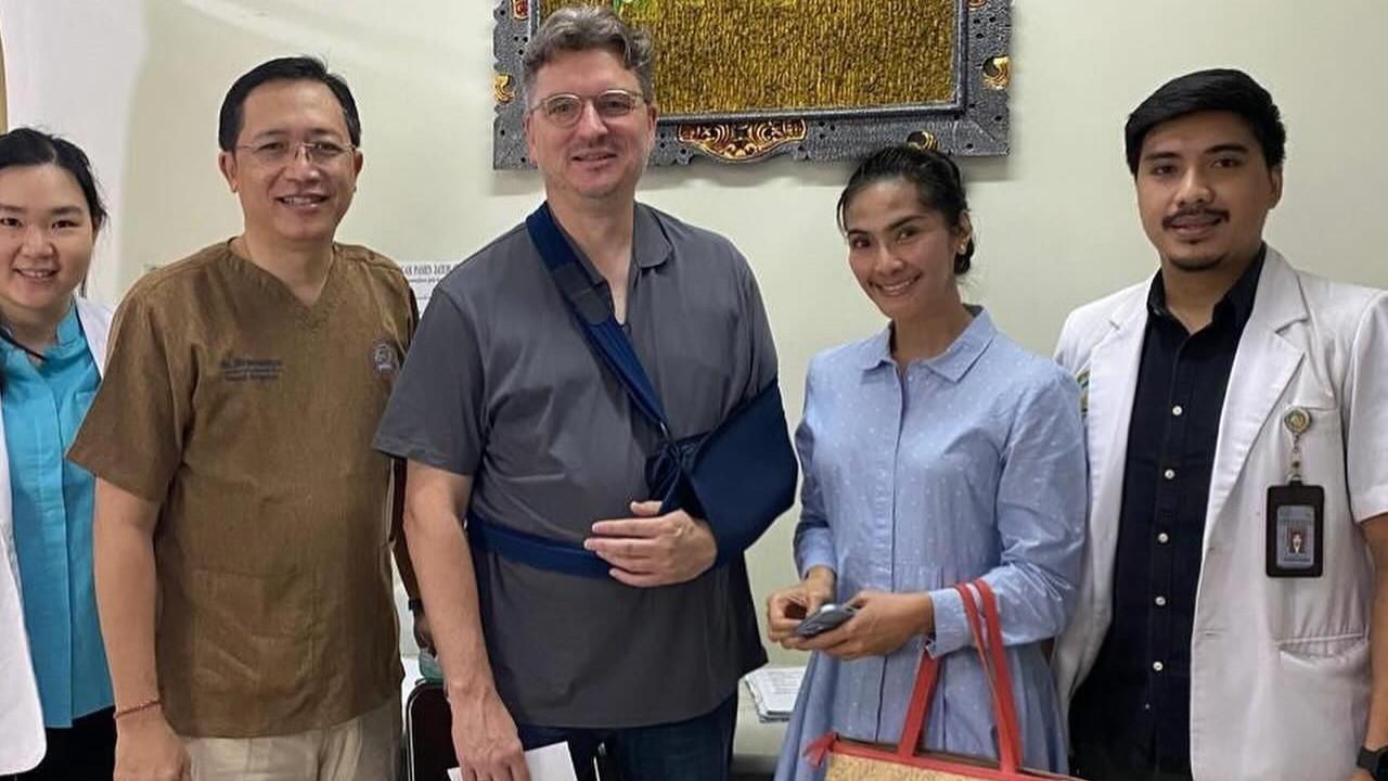Potret Erick Meijer Suami Maudy Koesnaedi Mengalami 'Kecelakaan', Rayakan Ulang Tahun dengan Menggunakan Penyangga Tangan
