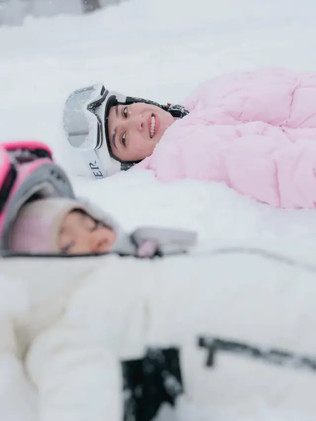 Potret Shandy Aulia dan Claire Sang Putri Main Salju di Jepang (credit: instagram.com/shandyaulia/missclaireherbowo).