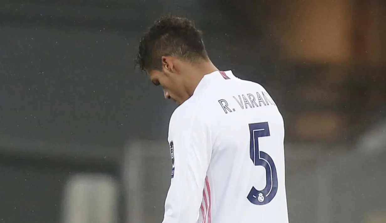 Bek Real Madrid, Raphael Varane, tertunduk lesu usai ditaklukkan Shakhtar Donetsk pada laga Liga Champions, Selasa (1/12/2020). Kekalahan ini membuat skuat Zinedine Zidane terancam gagal lolos ke babak 16 besar. (AP/Efrem Lukatsky)