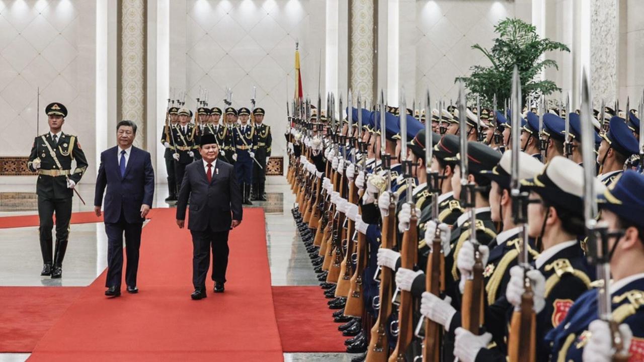 Potret Prabowo Berjalan Gagah 'Dikawal' Xi Jinping Lewati  Penghormatan Tentara China