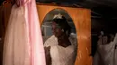 Di dalam karavan, pengantin juga bisa merias wajah sebelum prosesi pernikahan. (JOHN WESSELS/AFP)