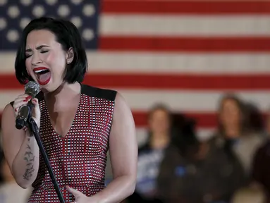 Penyanyi Demi Lovato menyanyikan lagu saat tampil di kampanye calon presiden AS dari Partai Demokrat Hillary Clinton di Iowa City, USA, (21/1). Hillary menjadi satu-satunya perempuan yang mencalonkan diri menjadi Presiden AS. (REUTERS/Jim Muda)