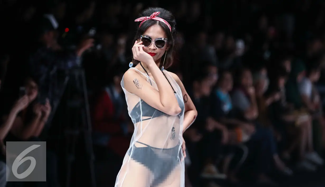 Model berpose mengenakan pakaian rancangan Kelly Tandiono yang bertemakan Amy Winehouse dalam JFW 2017 di Jakarta, Minggu (23/10). Selain mengenakan rancangan bertema Amy Winehouse, para model juga tampil dengan tato temporer. (Liputan6.com/Faizal Fanani)