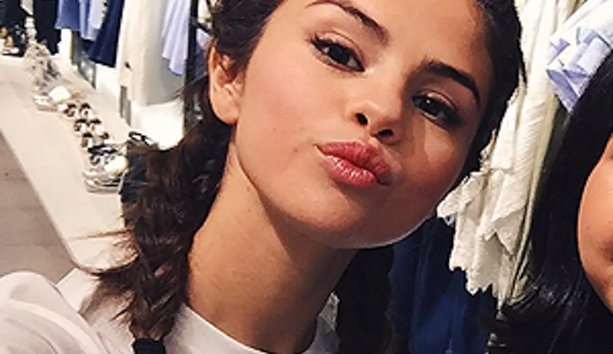 Selena gomez juga tampak manis dengan kepangan rambutnya. Hayo, siapa favorit kamu? (HollywoodLife)