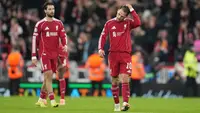 Pemain Liverpool, Alexis Mac Allister tertunduk setelah kalah 1-4 dari PSV dalam laga Liga Champions 2025/2026 di Anfield, Liverpool, Rabu (26/11/2025) waktu setempat. (AP Photo/Jon Super)