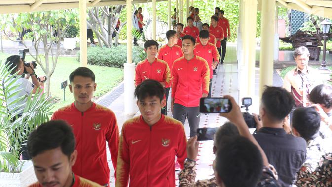 Timnas Indonesia U-22 tiba di Istana Negara untuk bertemu Presiden Joko Widodo (Jokowi), Jakarta, Kamis (28/2). Jokowi mengadakan pertemuan dengan Timnas U-22 Indonesia yang baru saja menjuarai turnamen Piala AFF U-22. (Liputan6.com/Angga Yuniar)