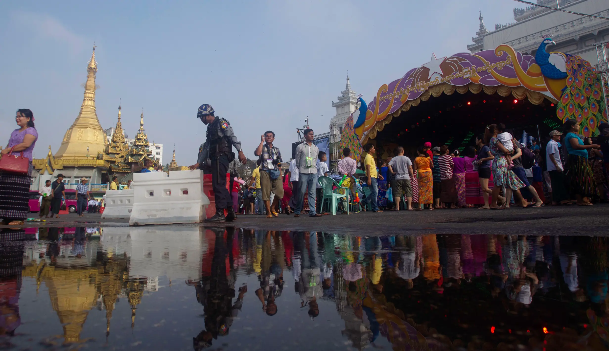 Tarian Tradisional Buka Festival Air Tahunan di Myanmar - Foto Liputan6.com