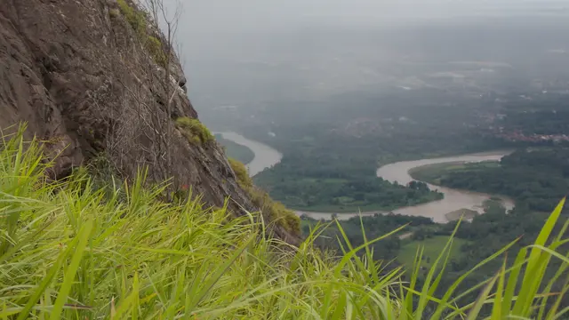 Pendakian ke Bukit Jempol di Sumatra Selatan