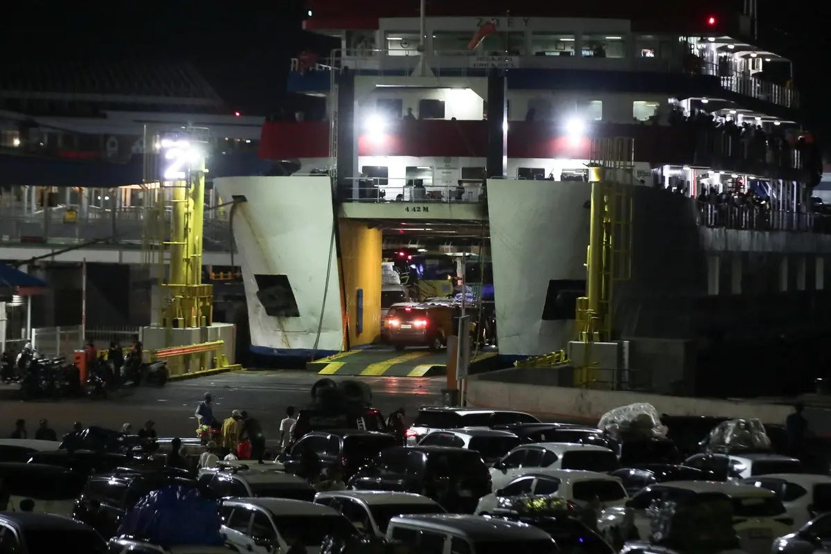 Puncak Arus Mudik Lebaran 2025 di Pelabuhan Merak, Ribuan Mobil Antre Masuk Kapal