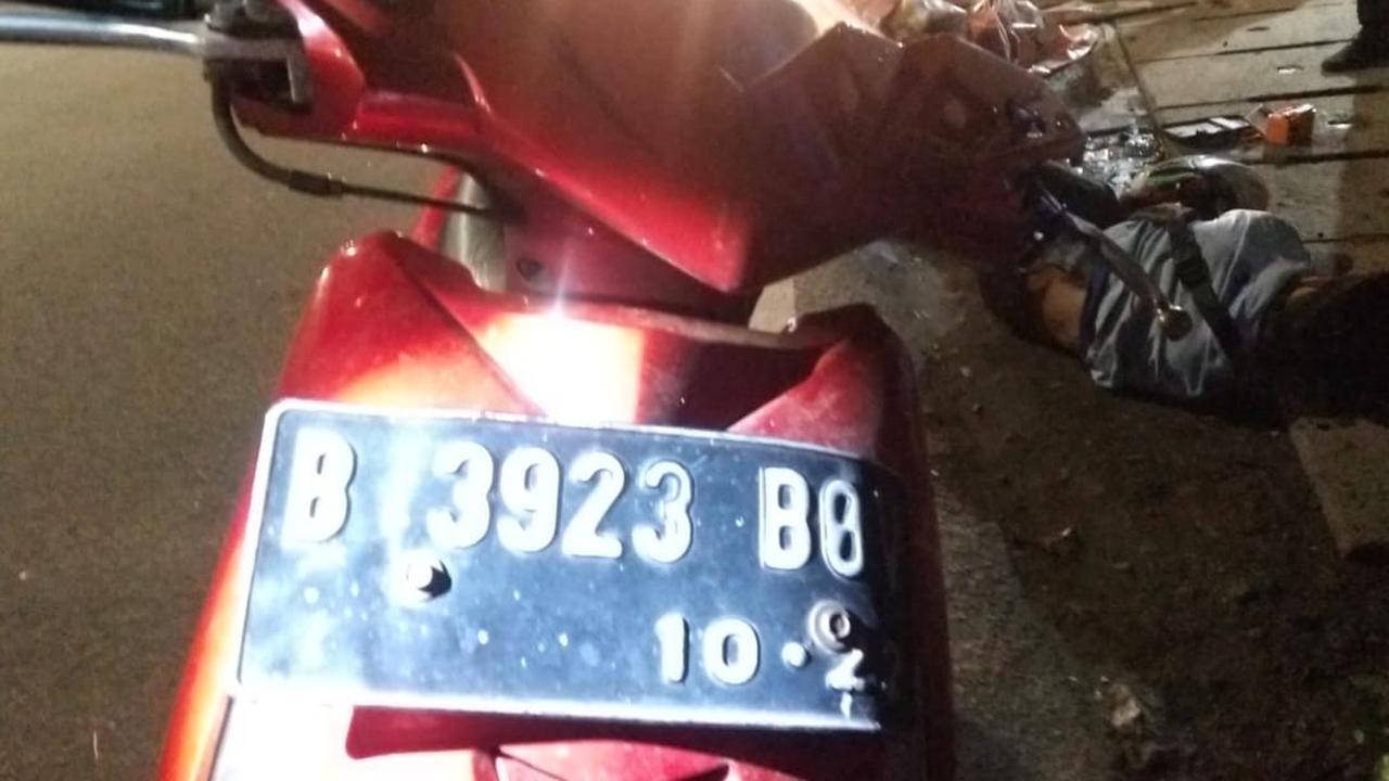 "TKP jalan Daan Mogot depan satpas, menabrak spanduk Caleg pukul 01.00 WIB," sambung dia.
