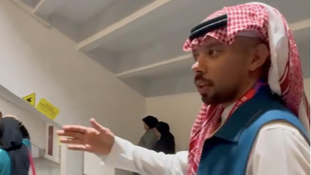 Reaksi Terkagum-kagum Suporter Arab Saudi Melihat Istimewanya Fans Indonesia Salat Magrib di Stadion GBK