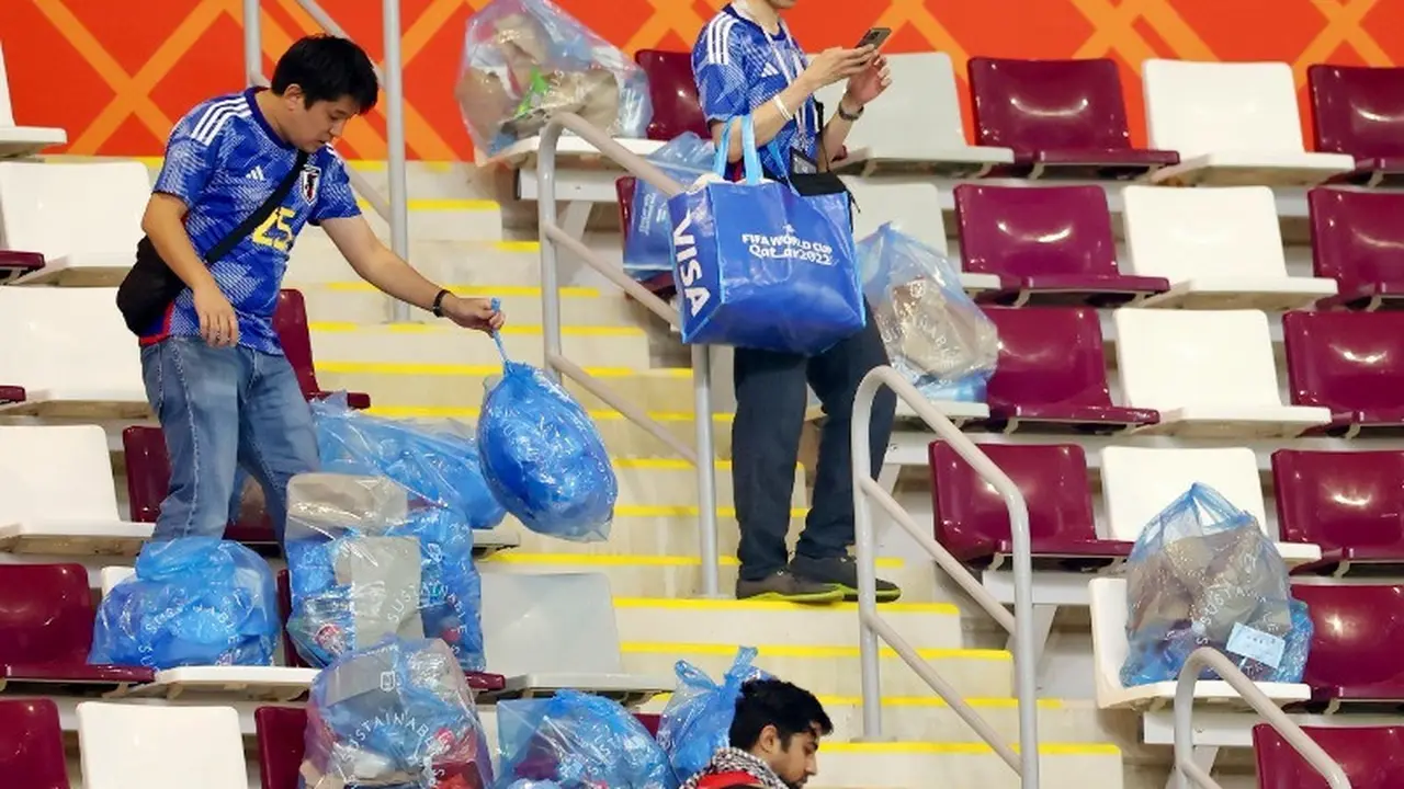 Bikin Salut, Pemain dan Suporter Jepang Kompak Bersih-Bersih Kawasan Stadion Piala Dunia Usai Kemenangan