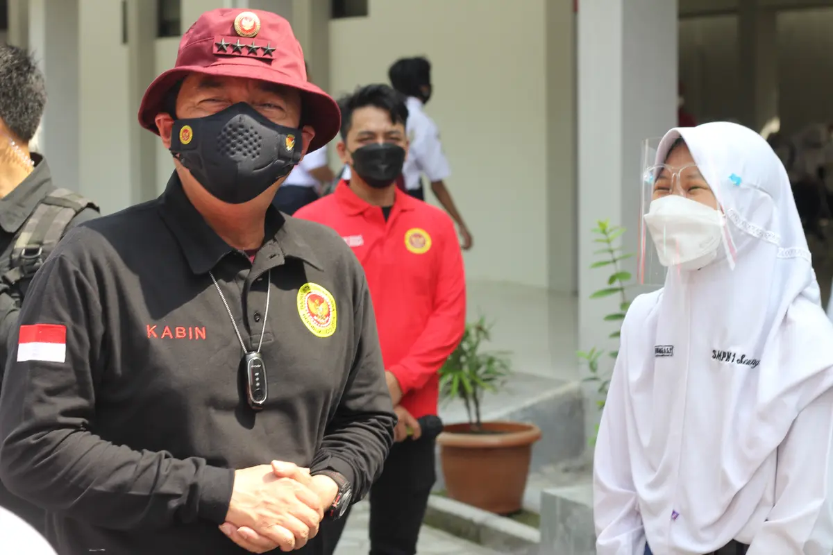Kepala BIN Budi Gunawan berbincang dengan pelajar pada pelaksanaan vaksinasi dan pembagian bansos  di Semarang. (Liputan6.com/HO/BIN)