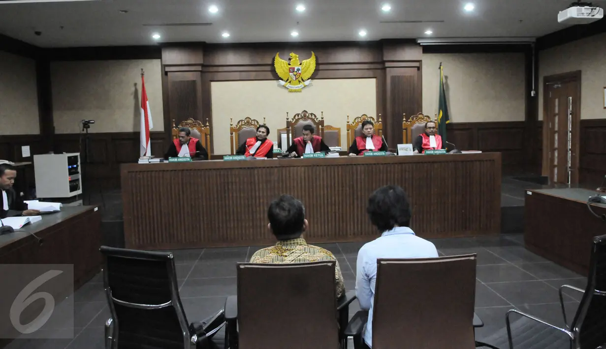 Xaveriandy Sutanto dan istrinya, Memi saat mengikuti sidang vonis di Pengadilan Tipikor Jakarta, Rabu (4/1). Pemilik CV Semesta Berjaya Xaveriandy Sutanto divonis tiga tahun penjara sedangkan istrinya Memi 2,5 tahun penjara. (Liputan6.com/Helmi Afandi)