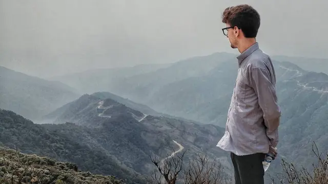 Seorang pendaki ada di Kennedy Peak atau Gunung Kennedy di Myanmar