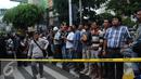 Ratusan warga memadati perempatan jalan Wahid Hasyim Jakarta atau disekitar lokasi tempat pengeboman, Kamis (14/1/2016). Beberapa ledakan dan suara senjata api terjadi di pusat ibukota Indonesia. (Liputan6.com/Helmi Fitriansyah)