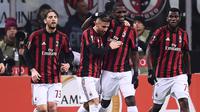Pemain AC Milan Fabio Borini (kedua kiri) bersama timnya merayakan gol ke gawang Ludogorets Razgrad pada leg kedua babak 32 besar Liga Europa di San Siro, Milan, Kamis (22/2). Milan menang tipis 1-0 sehingga lolos ke babak 16 besar. (MARCO BERTORELLO/AFP)