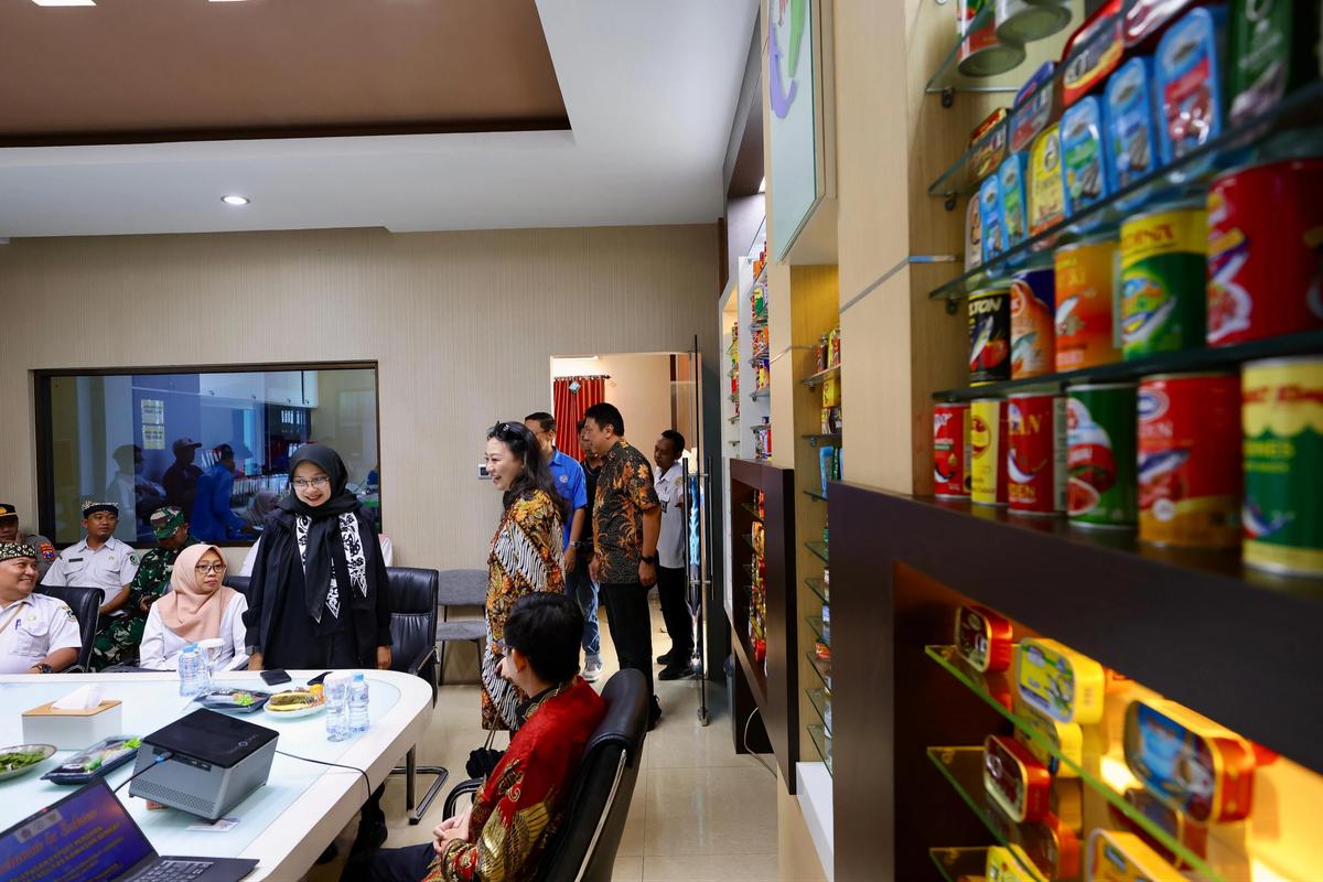 Bupati Ipuk Saat Melepas Ekspor Ikan Kalengan PT. Pasifik Harvest pada April 2025 lalu