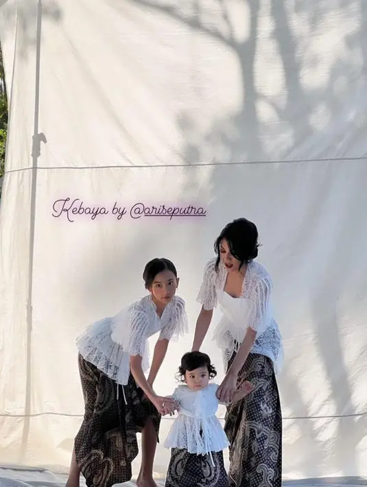 <p>Well, itu dia penampilan Adinda Bakrie dan kedua putrinya di pemotretan terbaru. Bagaimana menurutmu, Sahabat Fimela? (Instagram/adindabakrie).</p>