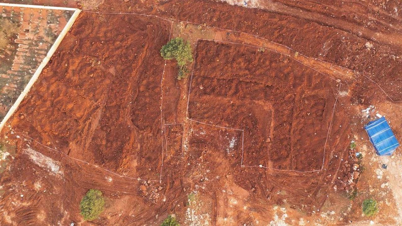 Pantauan udara memperlihatkan salah satu kuburan massal korban banjir bandang di Derna, Libya, pada Sabtu (16/9/22023). Jumlah korban tewas terus bertambah setelah banjir dahsyat bak tsunami menerjang kota pesisir Derna.