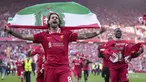 Pemain Liverpool, Dominik Szoboszlai melakukan selebrasi dengan membawa bendera Hungaria setelah membawa timnya memastikan gelar juara Liga Inggris 2024/2025 di Anfield, Liverpool, Inggris, Minggu (27/04/2025) waktu setempat. (AP Photo/Jon Super)
