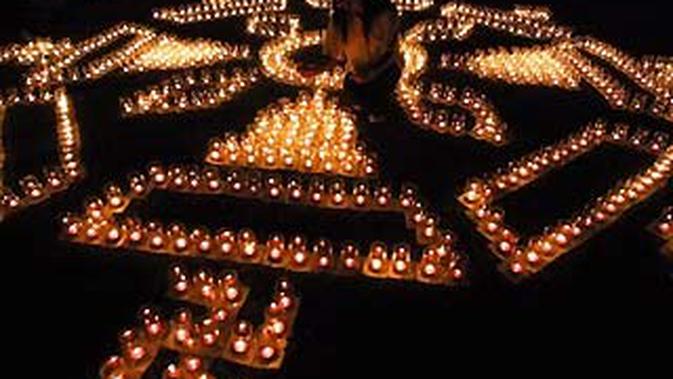 Perayaan Waisak Di Candi Brahu Desa Bejijong Yang Diikuti Ribuan Umat Buddha Dari Berbagai Daerah Mengenang Tiga Peristiwa Penting Yakni Kelahiran Pencerahan Serta Parinibbana Sang Buddha Antara Page 2 Foto Liputan6 Com